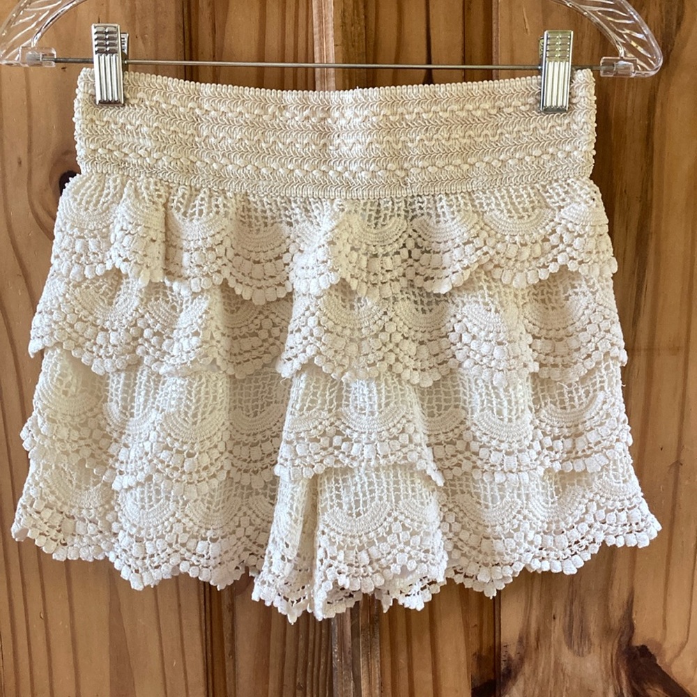 Women Venice Blue ivory white tiered lace dressy shorts one size - NWT